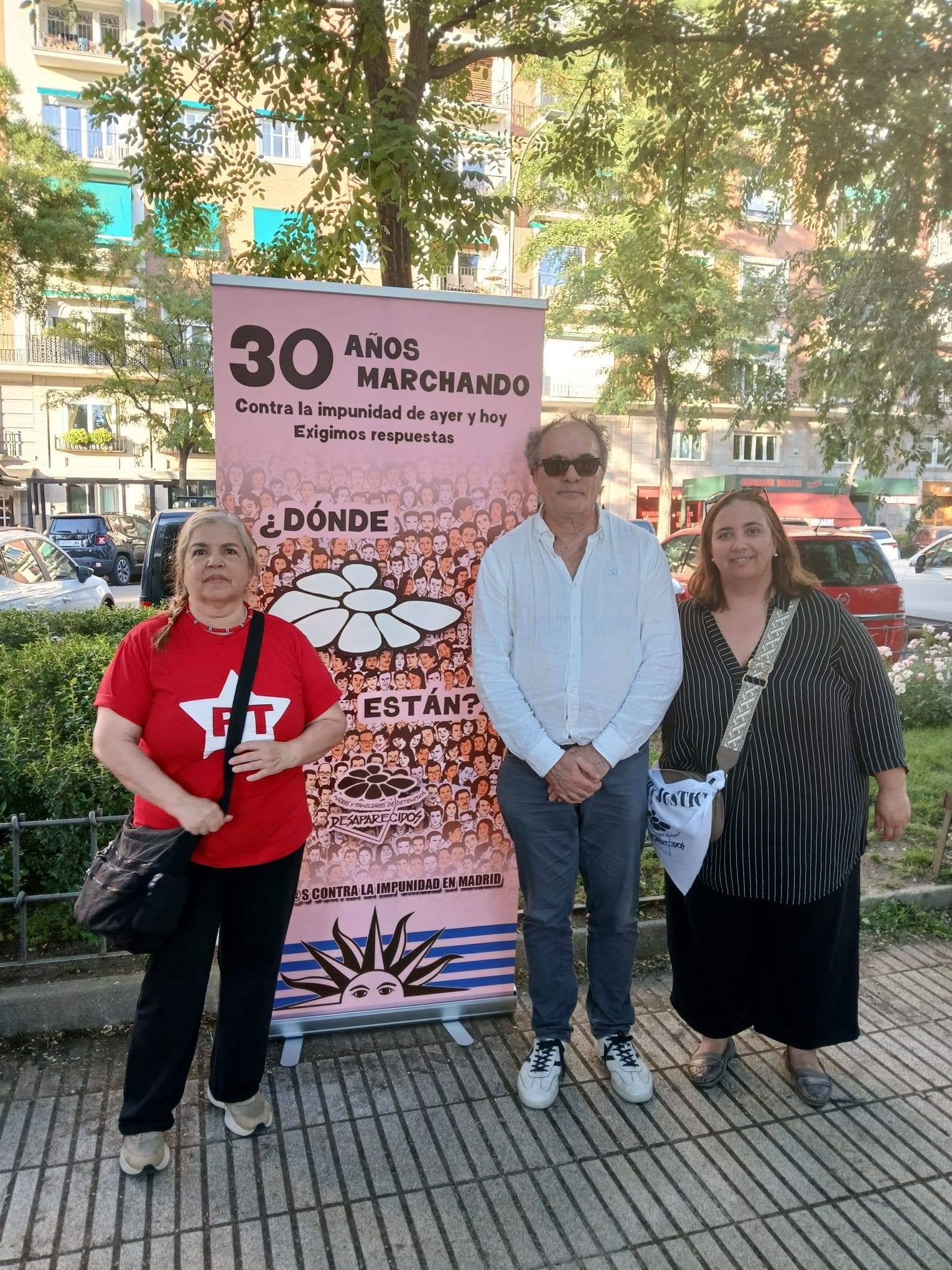 Reneceya de Mello na concentração em solidariedade às Madres y Familiares de Detenidos Desaparecidos do Uruguai