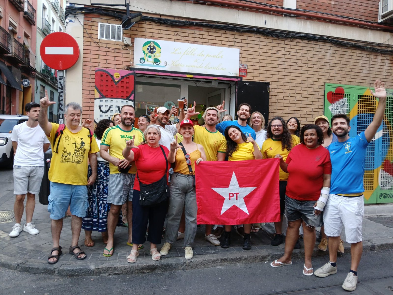 Núcleo do PT de Madrid e militância, jogo Brasil x Japão, Copa do Mundo 2026, no Kátia Comida Brasileña (Restaurante da Katia), Lavapies, Madrid.