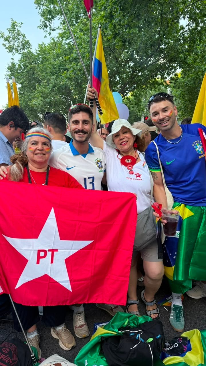 Representação do Núcleo do PT de Madrid no Desfile "ORGULLO 2026", de esquerda a direita: Reneceya de Mello, Alexandre Pupo, Elizabeth Firmino-Pereira e Allan da Costa
